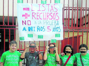 Profesores y familias protestan contra la prueba en el CEIP Eduardo Rojo. 