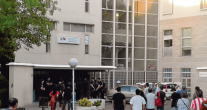 Policías en la puerta del centro de salud Federica Montseny.