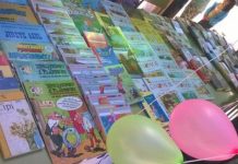 Éxito en la feria del libro del Pozo Libros y tebeos buscando alguien que los lea... /FOTO: A.V. El Pozo