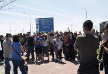 El Ayuntamiento no responde por los malos olores Los vecinos se muestran dispuestos a continuar sus acciones hasta que el problema se solucione. /FOTO: A.V. PAU de Vallecas