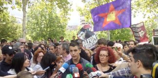 Alfon hablando con la prensa tras el aplazamiento del juicio.