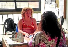 Comienzan los Planes de Empleo de Barrio 2014 Atención a persona desempleada. /FOTO: Elvira Ojeda.