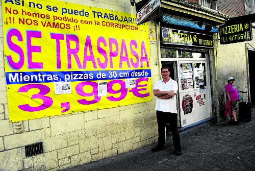 Javier, en la puerta de su pizzería. /FOTO: R.B.T.