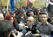 Visto para sentencia el juicio de Alfon El abogado Erlantz Ibarrondo y Alfon atienden a los medios frente a la Audiencia. /FOTO: Jesús Arguedas