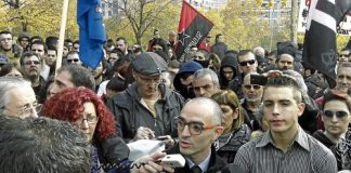 El abogado Erlantz Ibarrondo y Alfon atienden a los medios frente a la Audiencia. /FOTO: Jesús Arguedas
