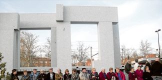 Acto el año pasado junto al monumento al lado de la estación de Cercanías de El Poo.