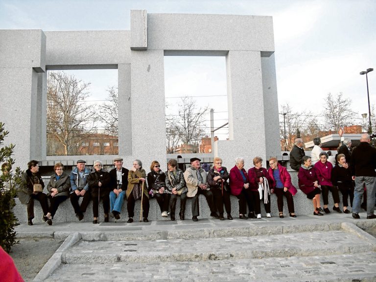 Acto el año pasado junto al monumento al lado de la estación de Cercanías de El Poo.