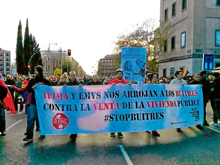 La venta de viviendas públicas ha cosechado el rechazo vecinal.