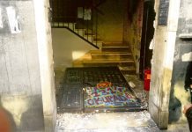 Así quedaba la puerta del CSOA 13-14 tras el asalto de la Policía.
