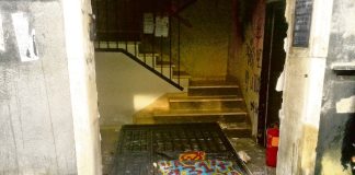 Así quedaba la puerta del CSOA 13-14 tras el asalto de la Policía.