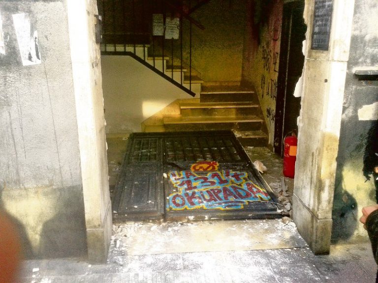 Así quedaba la puerta del CSOA 13-14 tras el asalto de la Policía.
