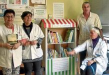 Eduardo y algunas trabajadoras del centro de salud Martínez de la Riva, junto a la biblioteca instalada.