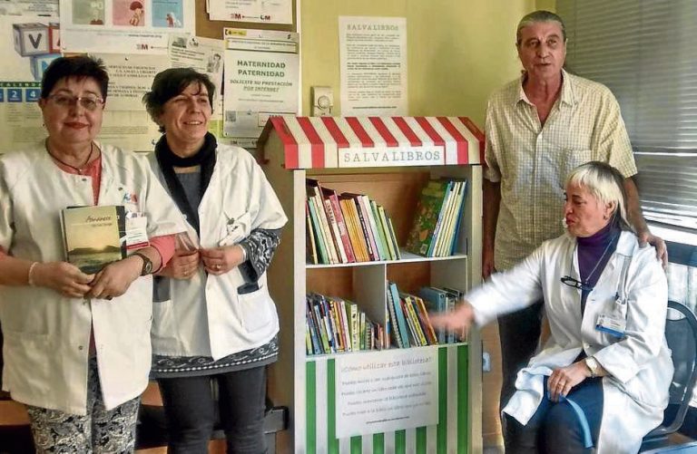 Eduardo y algunas trabajadoras del centro de salud Martínez de la Riva, junto a la biblioteca instalada.