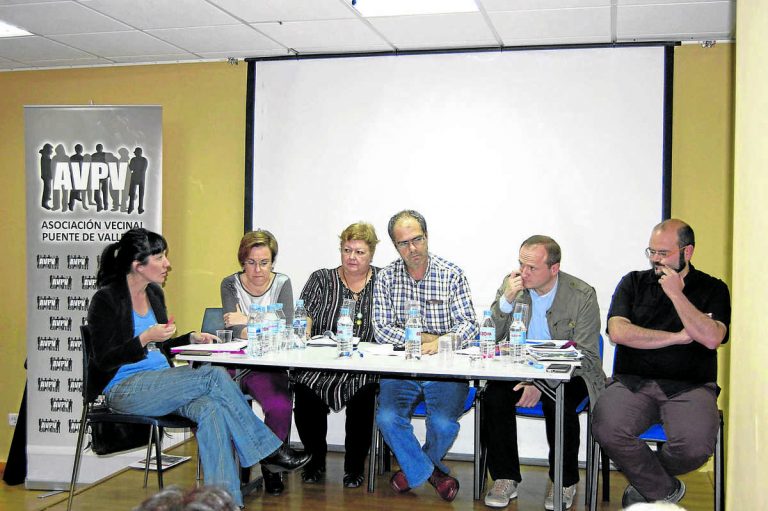 Mesa redonda con los partidos políticos.