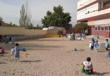 Continúan las chapuzas educativas en Villa de Vallecas Patio del CEIP José de Echegaray.
