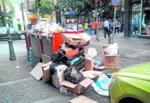 Basura en las calles de Puente de Vallecas.