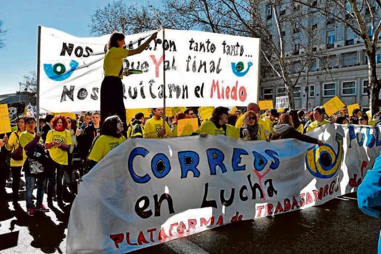 Los trabajadores de Correos reivindican la recuperación de los 23.000 empleos destruidos.