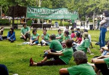 Miembros de la Plataforma Vallekas por la Escuela Pública, en las ﬁestas de Madrid Sur.