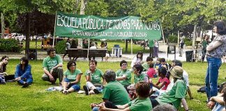 Miembros de la Plataforma Vallekas por la Escuela Pública, en las ﬁestas de Madrid Sur.