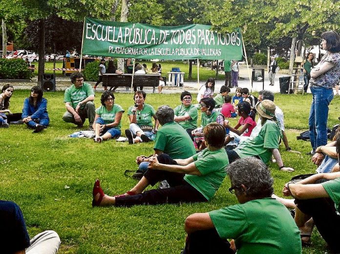 Miembros de la Plataforma Vallekas por la Escuela Pública, en las ﬁestas de Madrid Sur.