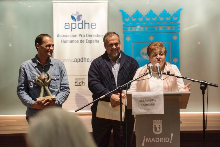 Javier Baeza, párroco de San Carlos Borromeo, flanqueado por Arturo Cita (participante de la parroquia) y Sara Nieto (una de las fundadoras del grupo "Madres Unidas", también vinculado a San Carlos).