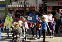 El Colegio Raimundo Lulio marcha por la limpieza del barrio La marcha tuvo lugar los días 16 y 17 de marzo, participando 225 alumnos cada día.