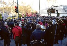 Unas doscientas personas se concentraron el 10 de marzo frente a la Asamblea de Madrid.