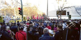 Unas doscientas personas se concentraron el 10 de marzo frente a la Asamblea de Madrid.