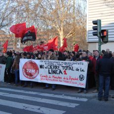 Unas doscientas personas se concentraron el 10 de marzo frente a la Asamblea de Madrid.