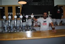 Daniel de Julián, detrás de la barra de la zona de degustación de esta fábrica vallecana.