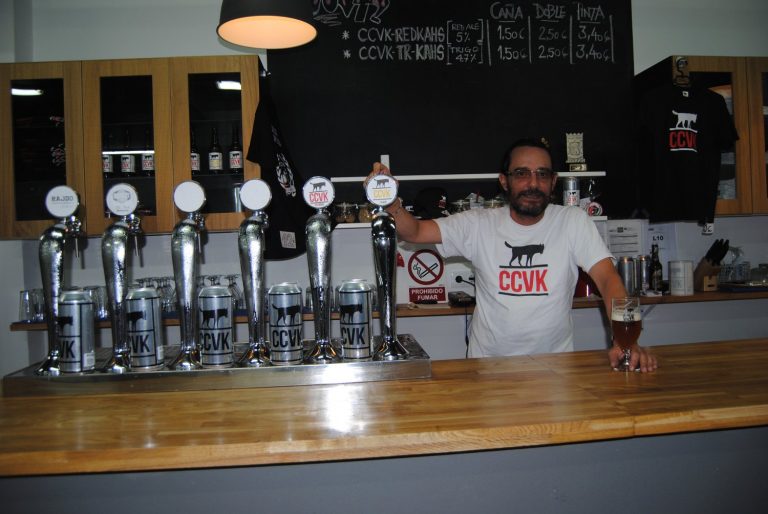 Daniel de Julián, detrás de la barra de la zona de degustación de esta fábrica vallecana.