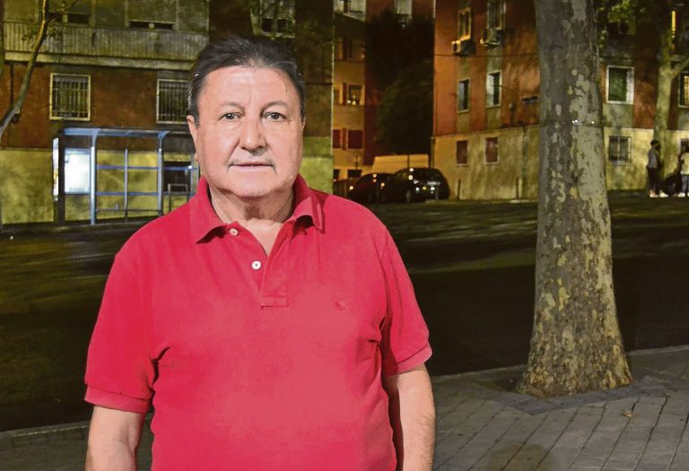 Rafael García-Navas en la calle del Payaso Fofó, frente al Estadio de Vallecas.