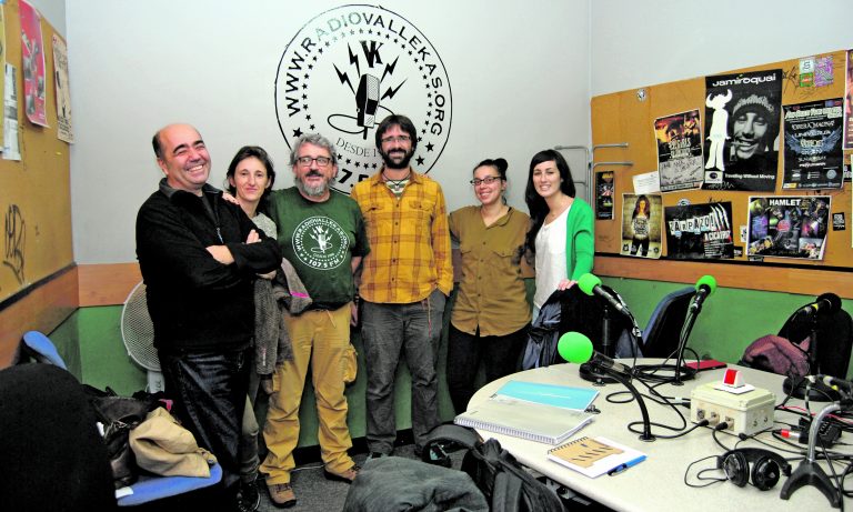 Ruth Caravantes y Daniel García (segunda y tercero por la derecha), durante una entrevista sobre el proyecto CAS en Radio Vallekas.
