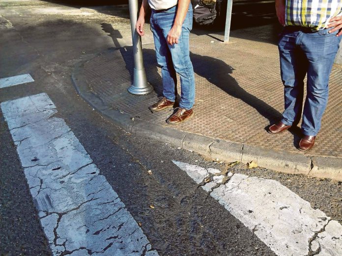 Las aceras no cuentan con bordillos rebajados.