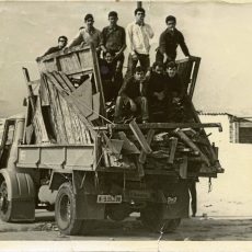 chicos-con-materiales-construccion-iglesia