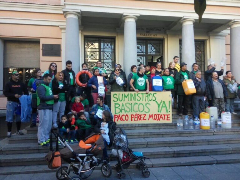 Protesta de los afectados por la falta de suministro en la Junta de Vallecas.