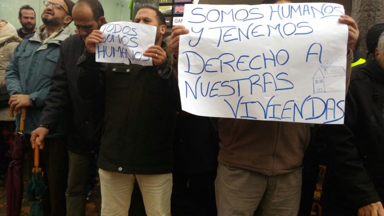 Vecinos de Cañada Real se concentraron frente a la Asamblea de Madrid