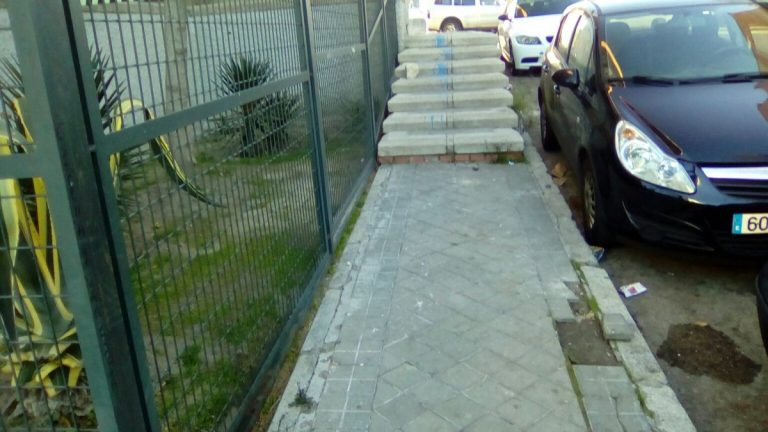 Uno de los muchos obstáculos existentes en el barrio.