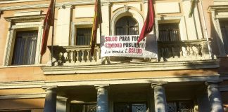 Pancarta en el balcón de la junta de Puente, en el Día Internacional de la Salud.