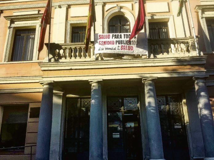 Pancarta en el balcón de la junta de Puente, en el Día Internacional de la Salud.