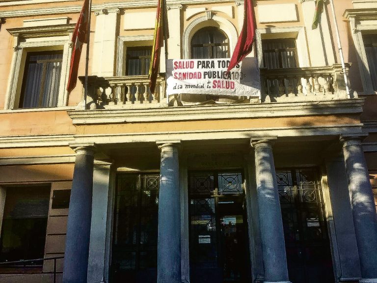 Pancarta en el balcón de la junta de Puente, en el Día Internacional de la Salud.