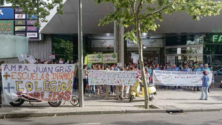 Protesta de afectados frente a la Asamblea de Madrid en junio.