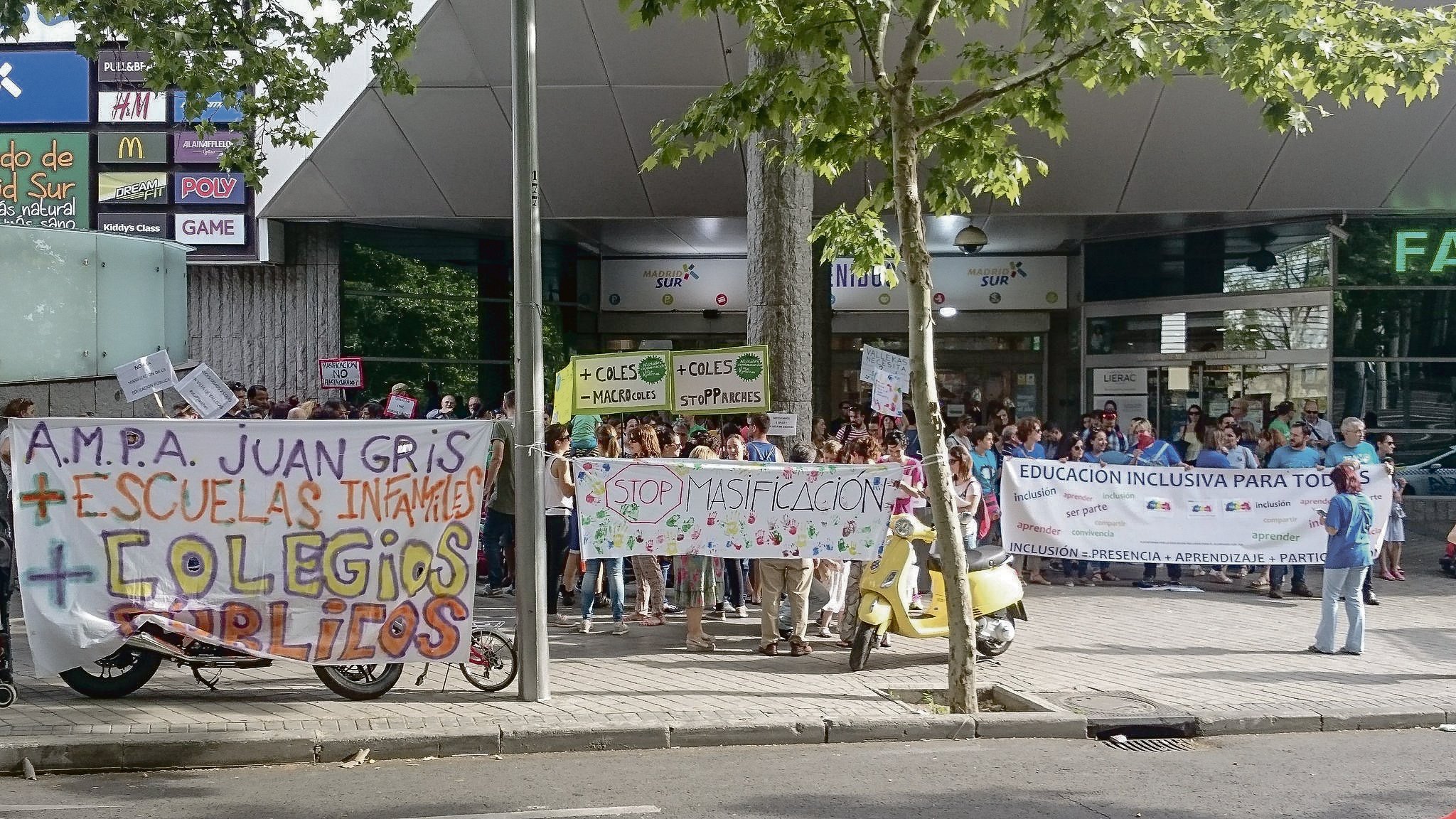 Protesta de afectados frente a la Asamblea de Madrid en junio.
