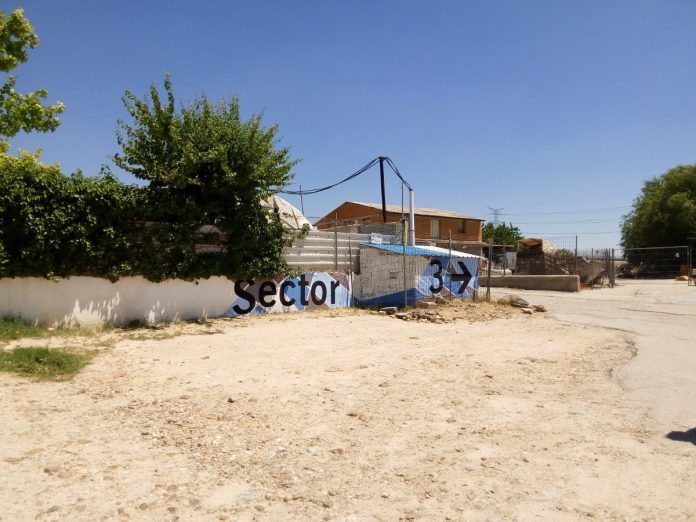 Arquitectura Sin Fronteras, junto a los vecinos y con la colaboración y financiación de la junta de Vicálvaro, ha señalizado los cruces de los sectores 3 y 4.