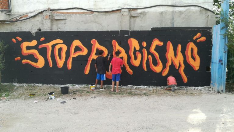 En el festival también hubo talleres, como éste de intervención mural.