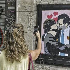 Grafiti de beso Rajoy Puigdemont en la Pl de Sant Jaume  FOTO FERRAN SENDRA