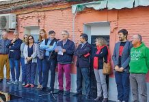 El hispanista Ian Gibson lee la carta abierta a la presidenta de la CAM en el acto celebrado el 28 de octubre.