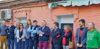 El hispanista Ian Gibson lee la carta abierta a la presidenta de la CAM en el acto celebrado el 28 de octubre.