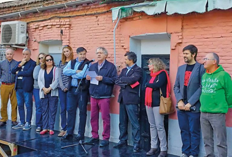 El hispanista Ian Gibson lee la carta abierta a la presidenta de la CAM en el acto celebrado el 28 de octubre.