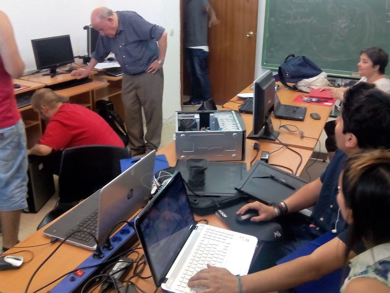 En marcha el Centro Tecnológico Vecinal de Palomeras Bajas